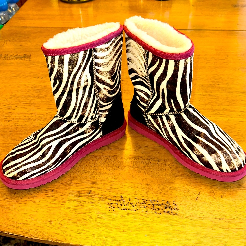 Uggs, women’s size 6, zebra patternn, pink trim, pink soles, great condition